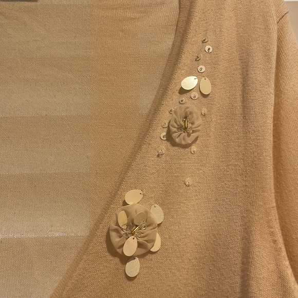 Old Navy Cream Sweater, Size Medium - Picture 7 of 9